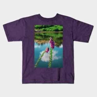 Purple flowers on the lake shore - Cragside Kids T-Shirt